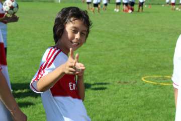 Bambino felice al Milan Junior Camp