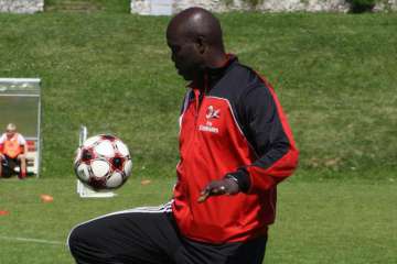 George Weah, ospite al Milan Junior Camp, palleggia con il pallone