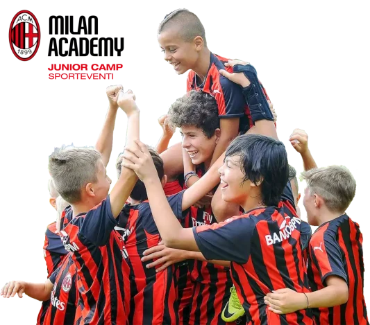 Ragazzo del Milan Junior Camp Sportventi segna un gol in rovesciata