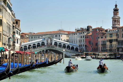 Rialto Bridge, Grand Canal in Venezia, Italy