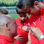 Vierchowod firma le magliette ai bambini dell'AC Milan Junior Camp
