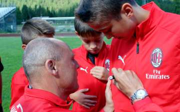 Vierchowod firma le magliette ai bambini dell'AC Milan Junior Camp