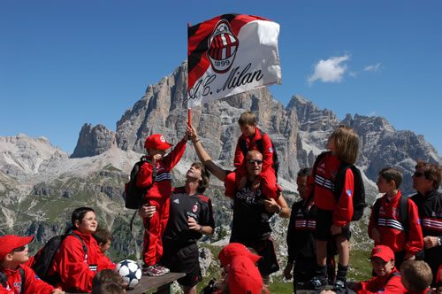 Bandiera AC Milan al camp di Cortina d'Ampezzo Dolomiti