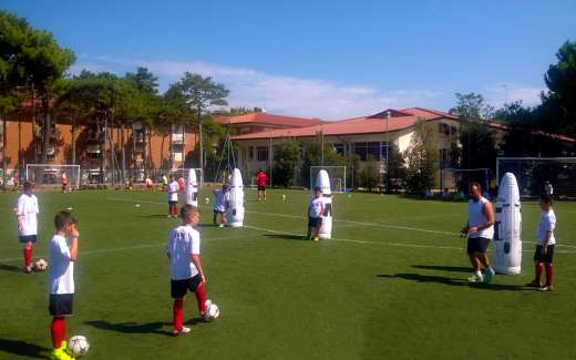 The young players of the Milan Junior Camp train with Vivisport equipment