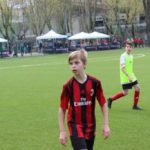 Ragazzo gioca a calcio al Milan Junior Camp Day