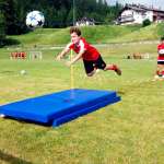 Pendant le camp de l'Académie de l'AC Milan, huit jeunes sont entraînés à perfectionner le tir dans la tête