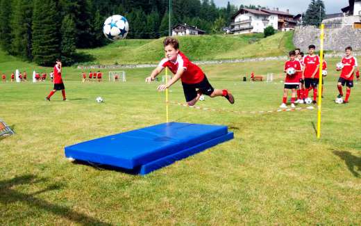 Milan Junior Camp sırasında, sekiz genç kafa vuruşunu mükemmelleştirmek için eğitildi