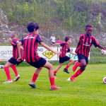 Junge Spieler (drei gegen zwei) beim taktischen Training im Fußball-Sommercamp des AC Mailand