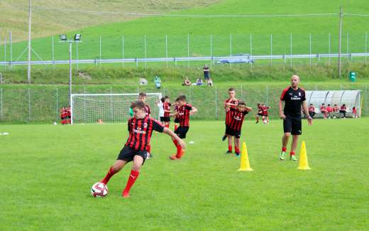 Sporteventi'nin teknik ekibinden bir koç, AC Milan Academy Camp'in beş çocuğuna mesafeli atışlarda rehberlik ediyor