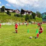 Milano Gençler Kampı sırasında çocuklar, top sürme ve pas verme egzersizlerini gerçekleştirir