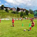 Durante i Milan Junior Camp, i ragazzi eseguono gli esercizi di dribling e passaggio