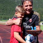 Stefano Eranio con ragazzo all'AC Milan Junior Camp Sporteventi