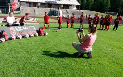 Chiara Asteo while photographing the children of the AC Milan Academy Camp