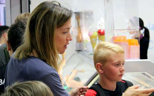 Asteo, Sporteventi's assistant woman, in the evening helps a child in the ice cream shop during the AC Milan summer camp