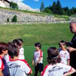 L'allenatore Diego Bortoluzzi fornisce le istruzioni ai giovani calciatori dell'AC Milan Academy Junior Camp