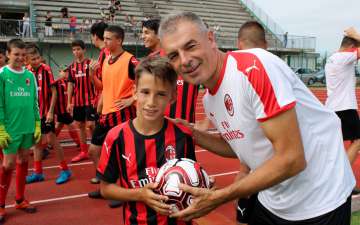 L'allenatore Diego Bortoluzzi assegna il pallone ad un ragazzo dell'AC Milan Academy Junior Camp