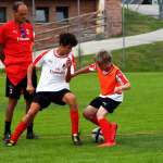 Walter De Vecchi segue due ragazzi dell'AC Milan Camp durante l'allenamento