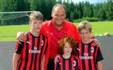 Walter De Vecchi, ex giocatore AC Milan ed allenatore, con tre bambini del Milan Junior Camp