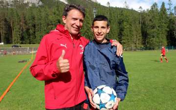 Stefano Eranio, ex calciatore AC Milan e allenatore, con un ragazzo del Milan Junior Camp