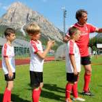 Durante o treinamento no AC Milan Academy Camp, o supervisor do AC Milan, Stefano Eranio, orienta quatro crianças