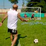 Pierino Prati tira il pallone al portiere durante l'allenamento all'AC Milan Junior Camp