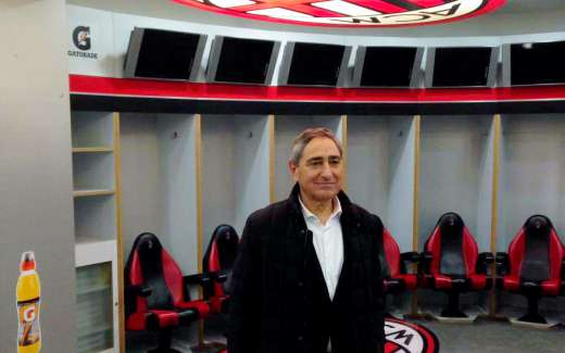 Pietro Marchioni, président de l'Association sportive Sporteventi dans les vestiaires de l'AC Milan au stade San Siro