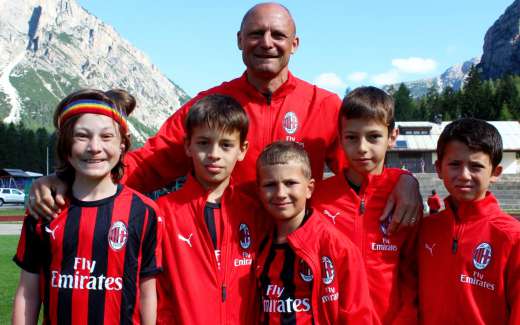 Pietro Vierchowod with the children of the AC Milan Academy Camp