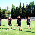 Lo staff tecnico di Sporteventi sul campo di calcio durante gli AC Milan Acdemy Junior Camp