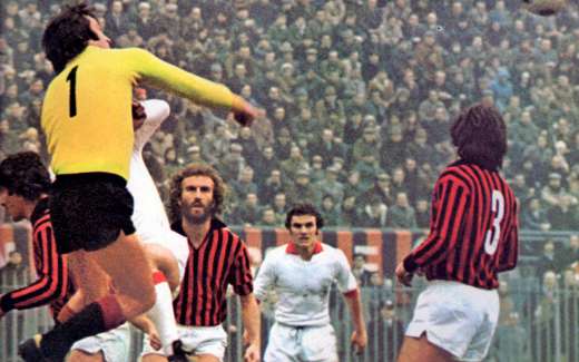 Walter De Vecchi in a football match with AC Milan