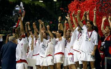 La squadra dell'AC Milan solleva la coppa dopo la vittoria nella finale di Champions League