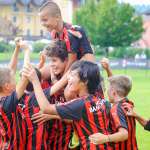 Ragazzi festeggiano il gol del loro compagno di squadra durante l'AC Milan Academy Junior Camp