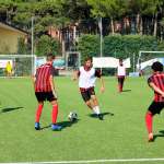 Sept jeunes lors d'une action de football au camp junior de l'AC Milan Academy