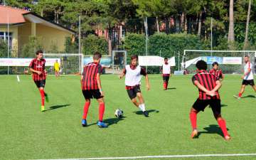 Sette ragazzi durante un'azione di calcio all'AC Milan Academy Junior Camp