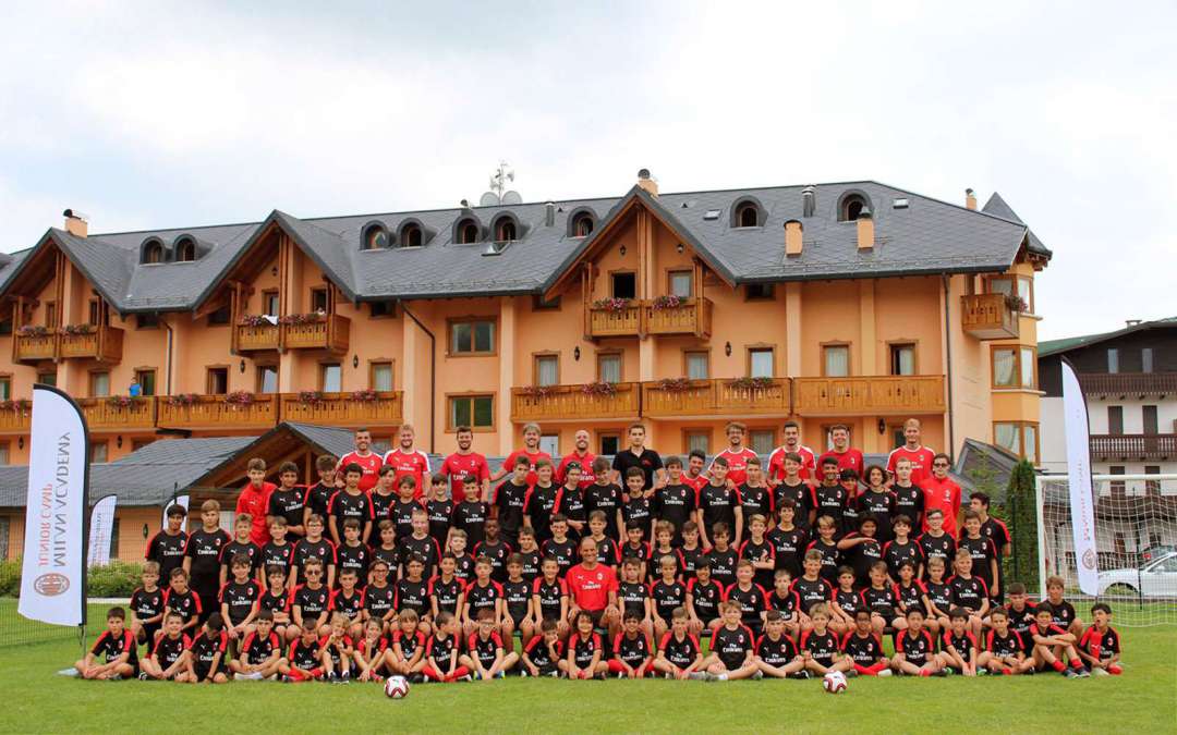 Gruppo di ragazzi degli AC Milan Junior Camp presso l'Hotel Gaarten di Gallio sull'Altopiano di Asiago