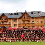 アジアゴ高原のガリオのホテル ガルテンにある AC ミラン アカデミー キャンプの若者のグループ<br />