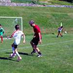 Lorenzo Cresta, tecnico AC Milan Academy, allena alcuni ragazzi al campo di calcio durante il Milan Junior Camp