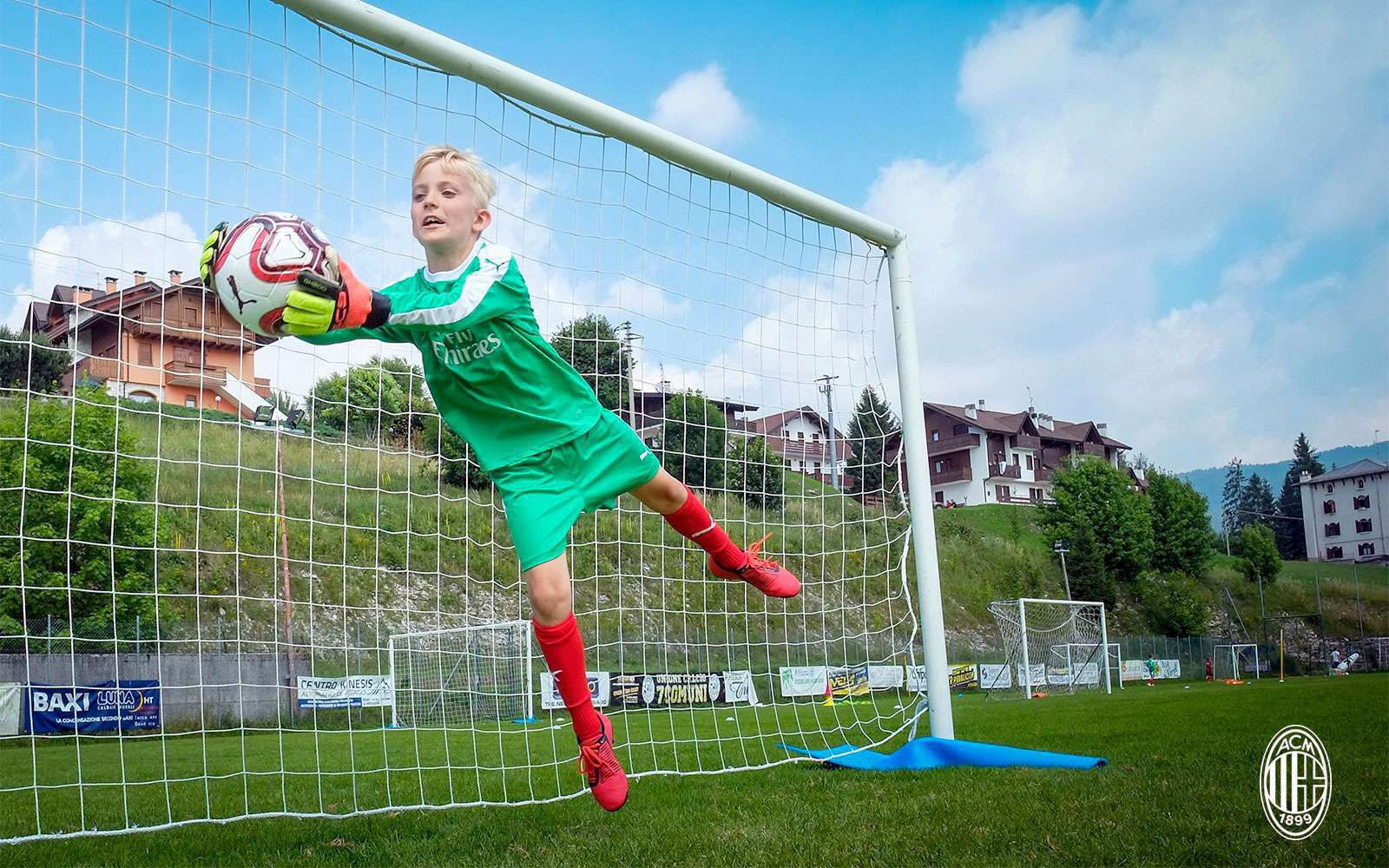 Parata del portiere durante la sessione di allenamento al camp estivo di calcio AC Milan