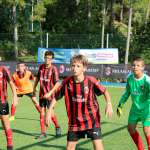Il giovane portiere comunica con i compagni di squadra durante la partita di allenamento al Milan Junior Camp