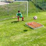 Durante l'allenamento all'AC Milan Junior Camp, il portiere esegue un'esercizio con la rete elastica per migliorare i riflessi e l'agilità