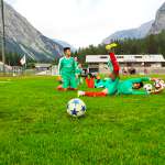 Seis goleiros realizam um exercício de pegada rasteira seguindo as instruções do técnico da equipe técnica do Sporteventi no AC Milan Academy Camp