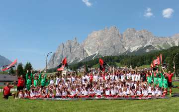 Ragazzi all'AC Milan Junior Camp di Cortina d'Ampezzo sulle Dolomiti