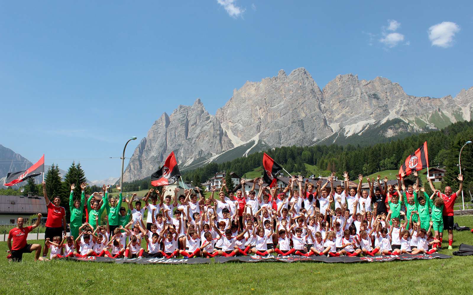 Ragazzi all'AC Milan Junior Camp di Cortina d'Ampezzo sulle Dolomiti