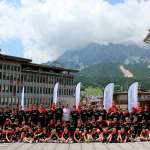 I ragazzi del Milan Junior Camp di fronte all'Hotel Alaska di Cortina d'Ampezzo nelle Dolomiti