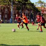 Cinq enfants engagés dans une action de football lors d'un entraînement au camp de l'Académie de Milan AC