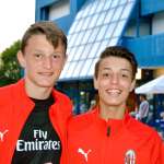 Dois meninos do AC Milan Academy Junior Camp em frente ao Bella Italia Village em Lignano Sabbiadoro