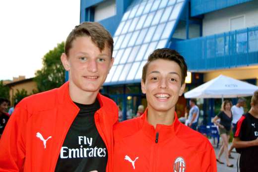 Due ragazzi dell'AC Milan Acamdey Junior Camp difronte al Bella Italia Village a Lignano Sabbiadoro