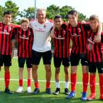 Тренер Диего Бортолуцци с молодежью из лагеря AC Milan Academy Camp на футбольном поле туристической деревни Bella Italia в Линьяно-Саббьядоро