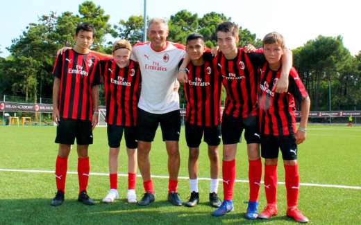 L'allenatore Diego Bortoluzzi con i ragazzi dell'AC Milan Junior Camp presso il campo di calcio del villaggio turistico Bella Italia di Lignano Sabbiadoro