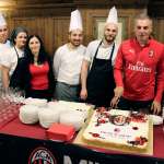 Diego Bortoluzzi corta o bolo com o logotipo do AC Milan preparado por sete chefs do hotel em Cortina