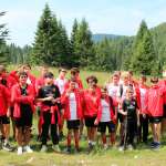 Os jovens passeiam nos bosques do planalto de Asiago durante o acampamento de verão do AC Milan